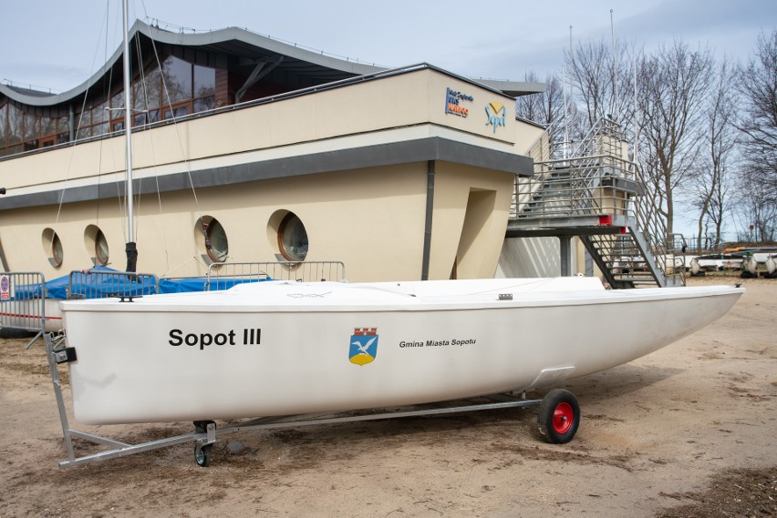 Sopot: Trzy nowe łodzie żaglowe trafiły do miasta. Posłużą do szkolenia młodzieży i będzie je można wynająć