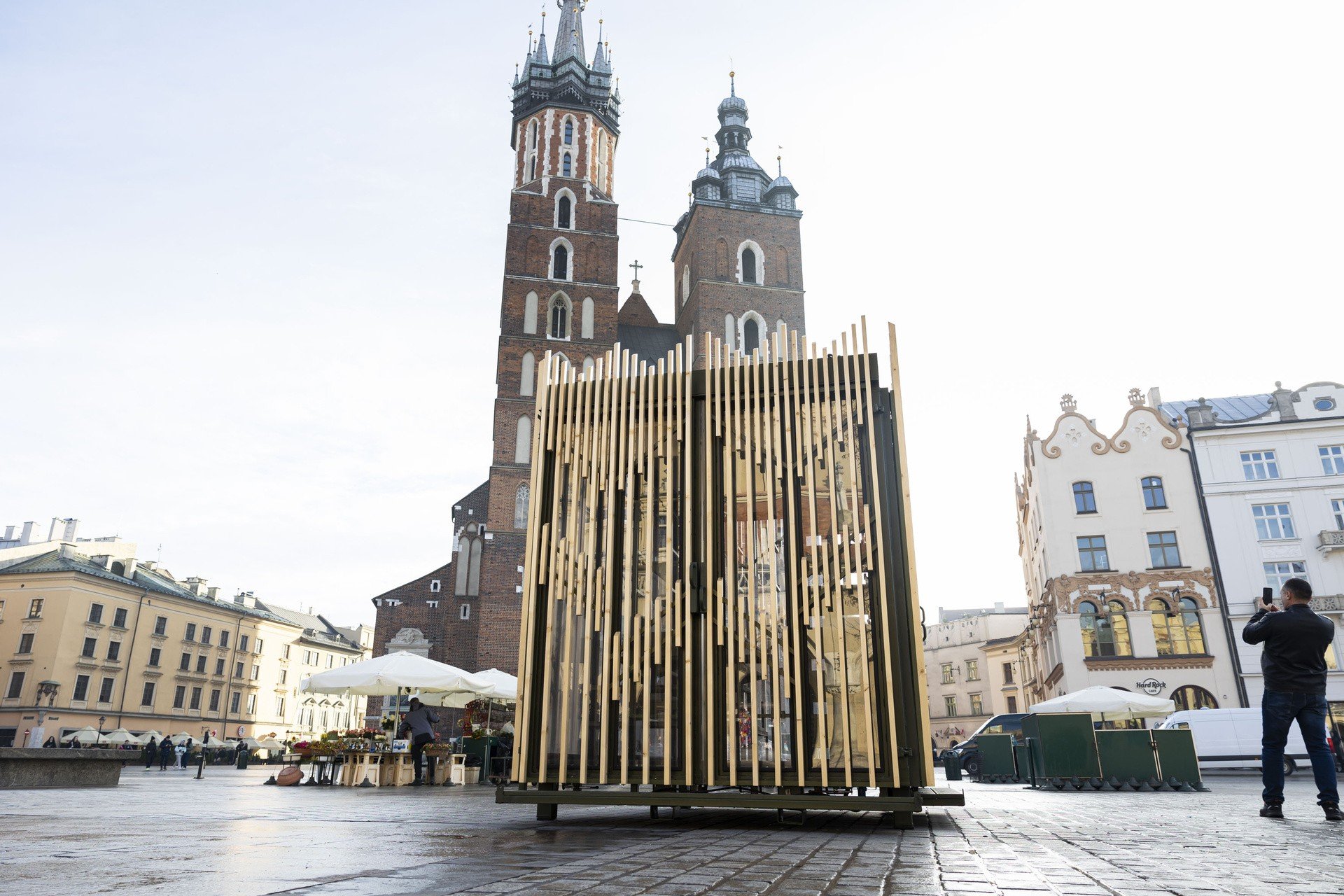 Cracovia.  Una fila sobre los nuevos puestos de floristería en la plaza principal del mercado.  La revolución desató la polémica