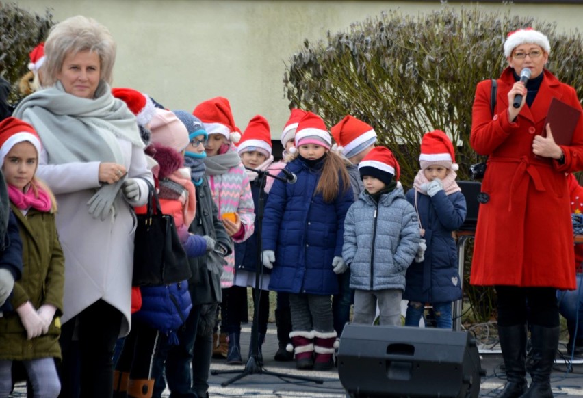 W Stąporkowie już święta. Pani burmistrz w roli... Mikołaja (ZDJĘCIA)