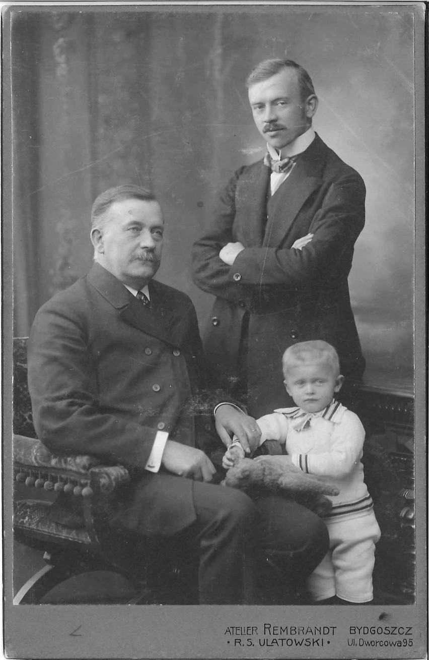 Trzy pokolenia: Józef Kaszubowski ze swoim synem Henrykiem i...
