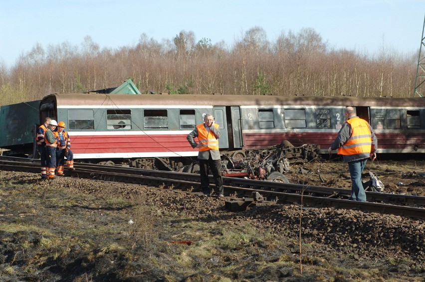 Białogard. Tir wjechał w pociąg