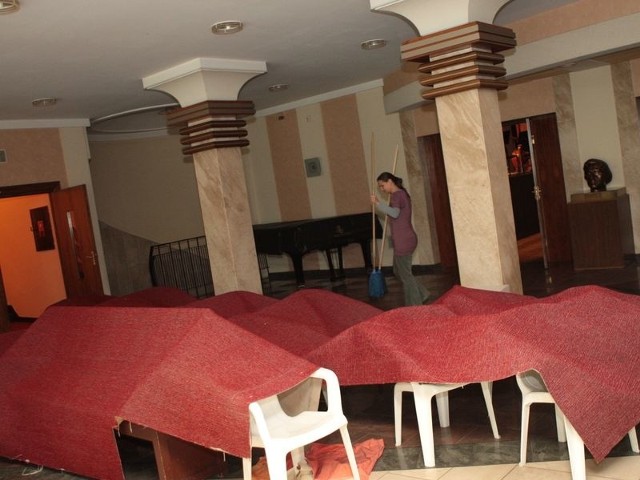 Wczoraj w dolnym foyer suszyła się wykładzina. Do Festiwalu Pianistyki Polskiej wszystko ma już być gotowe.