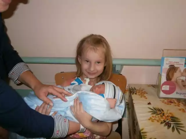 Aleksander Sokołowski, syn Marty i Marcina z Przyborowia  urodził się 29 kwietnia. Ważył 3650 g, mierzył 58 cm. Na zdjęciu z siostrzyczką Zuzią