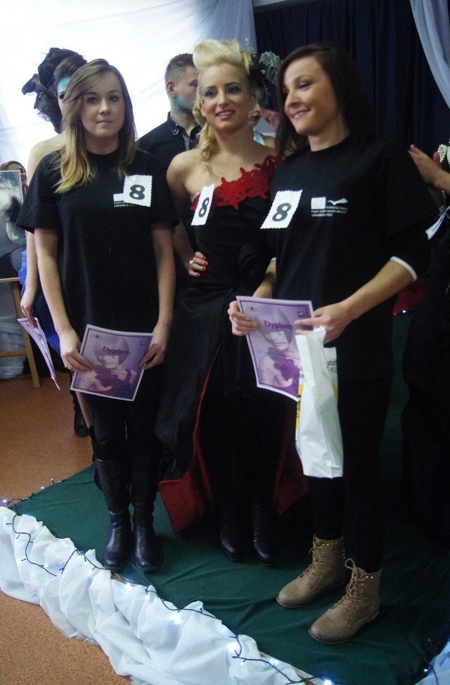Laureatki konkursu w Zakładzie Doskonalenia Zawodowego: Anna Dygas i Edyta Kiraga ze swoją modelką Katarzyną Bocheńską.