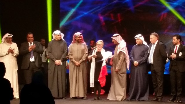 Emilia Betlejewska odbiera nagrody dla "Zaczarowanego Świata" na gali zakończenia festiwalu w Kuwejcie