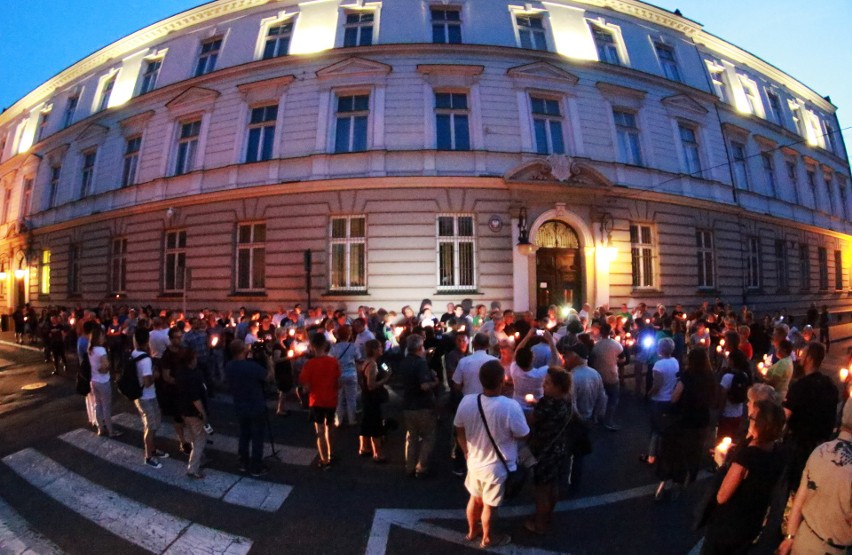 Nowy Sącz. Protest przed sądem, organizatorzy zaskoczeni mnogością uczestników [ZDJĘCIA]