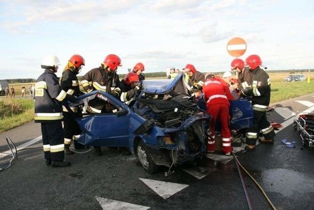3 września 2010. Fiat uno zderzył się na "grzybku" ze scanią. Zginęli kierowca i pasażerka fiata.