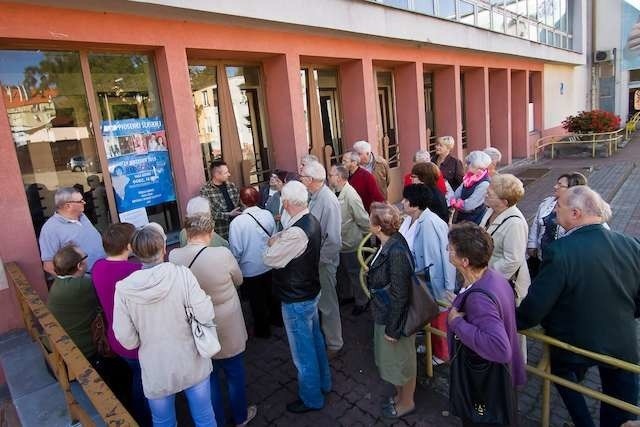 Takie sceny rozgrywały się pod kasą Astorii  w ubiegły czwartek. Dwa dni temu było podobnie - kasy wbrew zapowiedziom nie otwarto