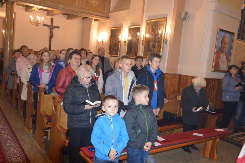 W sobotę wieczorem w kościele w Dąbrowie odbyło się...
