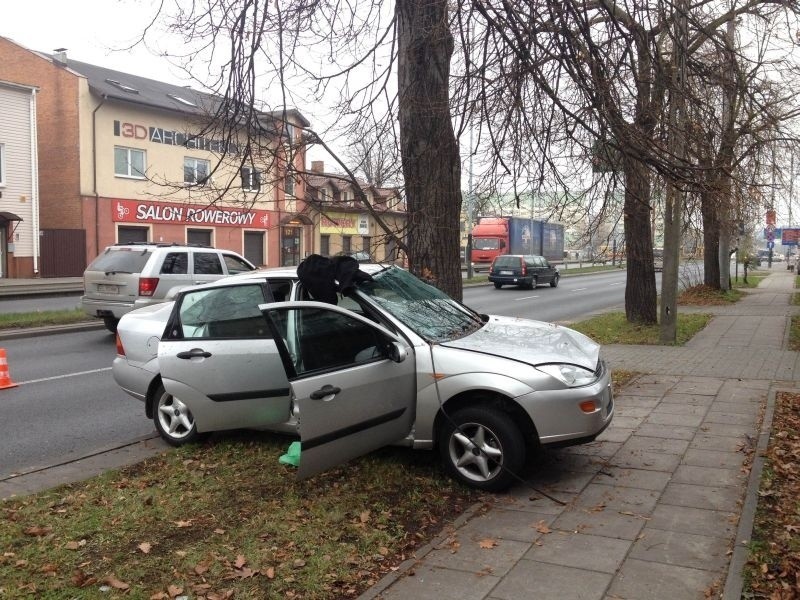 Wypadek na Łagiewnickiej. Kierowca uderzył w drzewo, jest ciężko ranny [zdjęcia]
