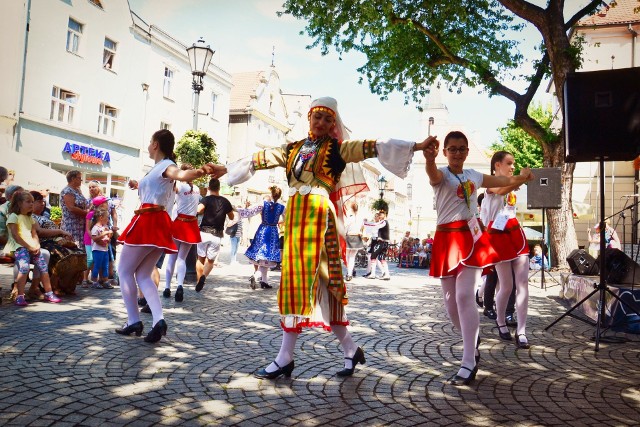 15 lipca rozpoczął się Festiwal Oblicza Tradycji. Do udziału w tegorocznym Międzynarodowym Festiwalu Folkloru zaproszone został  dziecięce, młodzieżowe, dorosłe i wielopokoleniowe grupy, kt&oacute;re odtwarzają autentyczne tradycje i podkreślają tę formę pomiędzy pokoleniami: Bułgaria - Zlatna Trakia Serbia - Branko Radičević Ruma Macedonia - Folk Dance Ensemble &quot;BITOLA&quot; Indonezja - 49 Junior High School East Jakarta Polska - Zesp&oacute;ł Regionalny HULAJNIKI Polska - Lubuski Zesp&oacute;ł Pieśni i Tańca im. Ludwika Figasa (gospodarz) &lt;script class=&quot;XlinkEmbedScript&quot; data-width=&quot;640&quot; data-height=&quot;360&quot; data-url=&quot;//get.x-link.pl/d1b3152b-3155-e8a7-f32e-e1a81f1f978d,10dbfe0f-bb5d-785e-f5ef-dcc88dc2a3f2,embed.html&quot; type=&quot;application/javascript&quot; src=&quot;//prodxnews1blob.blob.core.windows.net/cdn/js/xlink-i.js?v1&quot;&gt;&lt;/script&gt;Od poniedziałku do środy w godzinach od 11.00-12.30 spotkamy je m.in. na deptaku zielonog&oacute;rskim. 16 lipca zielonog&oacute;rzanie wysłuchali zespołu z Bułgarii. Zesp&oacute;ł &bdquo;Zlatna Trakia&rdquo; z Haskovo został założony w 1992 roku. Gł&oacute;wnym dyrektorem artystycznym i choreografem zespołu od założenia jest Zlatka Timonova, absolwentka Akademii Muzycznej, Tańca i Teatru w Plovdiv. &bdquo;Zlatna Trakia&rdquo; popularyzuje bogactwo bułgarskiego folkloru w Bułgarii a także zagranicą. W repertuarze znajdują się pieśni, tańce i tradycje ze wszystkich region&oacute;w Bułgarii. Wiek tancerzy w zespole waha się od 6 do 30 lat. Zesp&oacute;ł brał udział w wielu bułgarskich i zagranicznych festiwalach. Festiwal Tradycji - koncerty finałowePodczas trwania Festiwalu Oblicza Tradycji 2018 odbywać będą się także koncerty festiwalowe w Lubuskim Teatrze. Poprowadzi je J&oacute;zef Broda,a zaprezentują się: poniedziałek, 16 lipca, 19.00: Bułgaria &ndash; Zlatna Trakia, Macedonia &ndash; Folk Dance Ensemble &bdquo;Bitola&rdquo; wtorek, 17 lipca, 19.00: Serbia &ndash; Branko Radičević Ruma, Polska &ndash; Zesp&oacute;ł Regionalny Hulajniki środa, 18 lipca, 19.00: Indonezja &ndash; 49 Junior High School East Jakarta, Polska &ndash; Lubuski Zesp&oacute;ł Pieśni i Tańca im. Ludwika Figasa. Od poniedziałku do środy o 21.00 w Winiarni Bachus - warto wybrać się na Folkowe Jam Session z gośćmi festiwalu. Gala Tradycji z udziałem wszystkich zespoł&oacute;w, kt&oacute;rą poprowadzi Bartek Jędrzejak (dziś prezenter pogody w TVN, przed laty członek Lubuskiego Zespołu Pieśni i Tańca) już w czwartek, 19 lipca o 19.00 w amfiteatrze. Festiwalowe zespoły na lubuskich scenachW amfiteatrze w Łagowie, zawsze o 18.00, zatańczą: poniedziałek, 16 lipca - Serbia &ndash; Branko Radičević Ruma, Polska &ndash; Zesp&oacute;ł Regionalny Hulajniki; wtorek, 17 lipca - Indonezja &ndash; 49 Junior High School East Jakarta, Polska &ndash; Lubuski Zesp&oacute;ł Pieśni i Tańca im. Ludwika Figasa; środa, 18 lipca - Bułgaria &ndash; Zlatna Trakia, Macedonia &ndash; Folk Dance Ensemble &bdquo;Bitola&rdquo;. Dąbie, Ośrodek Wypoczynkowy Temar: 16 bm., 19.00 - Indonezja &ndash; 49 Junior High School East Jakarta Konotop, rynek, 17 lipca, 16.00 - Macedonia &ndash; Folk Dance Ensemble &bdquo;Bitola&rdquo; Przytoczna, GOK, 17 lipca, 18.00 - Bułgaria &ndash; Zlatna Trakia Bojadła, GOK, 17 lipca, 19.00 - Macedonia &ndash; Folk Dance Ensemble &bdquo;Bitola&rdquo; Niesulice, OW Kormoran, 18 lipca, 14.00 - Serbia &ndash; Branko Radičević Ruma Kołatka, OW Temar, 18 lipca, 19.00 - Polska &ndash; Zesp&oacute;ł Regionalny Hulajniki Na wszystkie wydarzenia - wstęp wolny &lt;script class=&quot;XlinkEmbedScript&quot; data-width=&quot;640&quot; data-height=&quot;360&quot; data-url=&quot;//get.x-link.pl/ed44f0a8-3ae4-d46d-0977-4fcb7dc1208e,9b539acd-c491-c14b-523d-eef53bc4405a,embed.html&quot; type=&quot;application/javascript&quot; src=&quot;//prodxnews1blob.blob.core.windows.net/cdn/js/xlink-i.js?v1&quot;&gt;&lt;/script&gt;