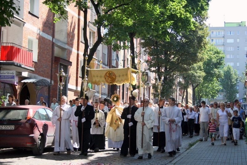 Boże Ciało 2014 w Zabrzu: procesja z kościoła św.Anny w...