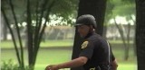 Wyjątkowy policjant z USA. Patroluje ulice na... [FILM]