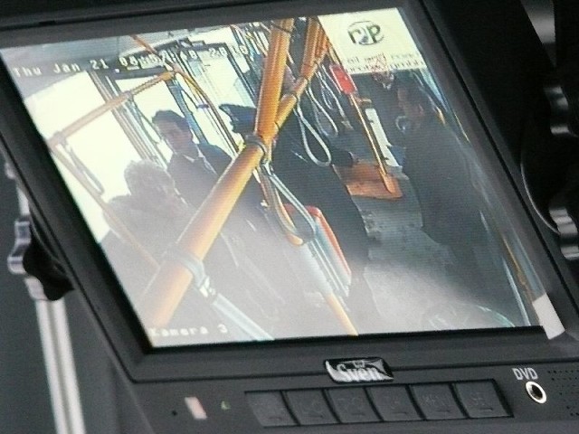 Kierowca może obserwować zachowanie pasażerów na monitorze w swojej kabinie.