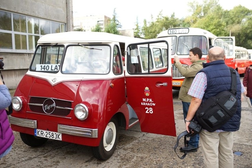 Kraków. Parada zabytkowych i współczesnych pojazdów MPK [ZDJĘCIA]