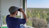 Opolskie lasy. Obserwator siedzący na ponad 30-metrowej wieży Nadleśnictwa Tułowice widzi teren oddalony nawet o 15 kilometrów