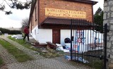 Parafialna kawiarenka Przystań w Skalbmierzu poszła do remontu. Część budynku już została docieplona styropianem [ZDJĘCIA] 