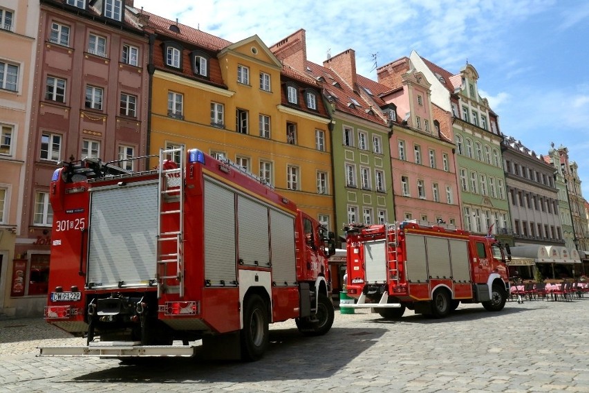 Straż pożarna wjechała na sygnałach na wrocławski Rynek. Co się stało?