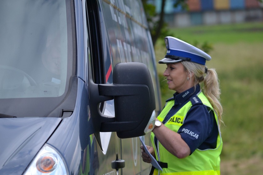 Przepis do ręki kierowcy. Wakacyjna akcja edukacyjna policjantów z Wydziału Ruchu Drogowego KWP w Krakowie