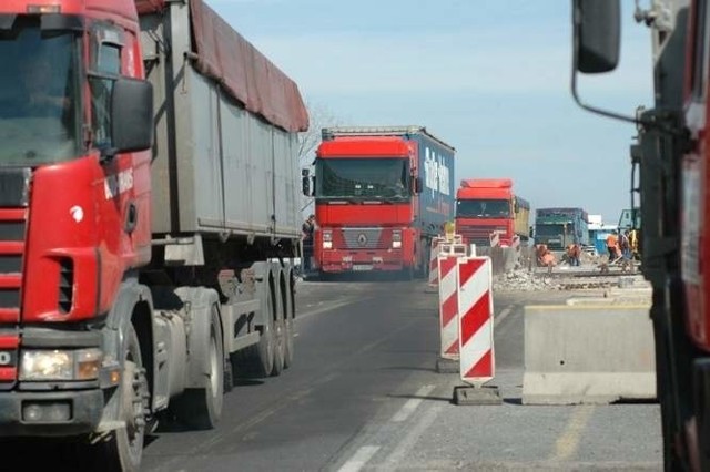 Coraz liczniejsze ciężarówki niszczą całą obwodnicę Opola, ale zdaniem drogowców nie one są głównym winowajcą.