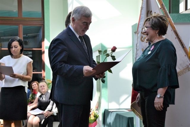 Marzena Sala odbiera Nagrodę Ministra Edukacji narodowej z rąk wicewojewody Andrzeja Bętkowskiego