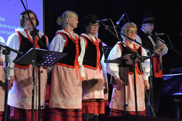 Jubileuszowy koncert zespołu „Kołaczkowianki” publiczność nagrodziła gromkimi brawami i odśpiewała „Sto lat”