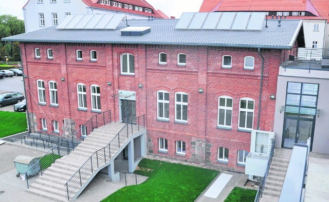 W starej części CEEiRJ mieścił się kiedyś ośrodek sportów wodnych, po kompletnej przebudowie są tam pracownie Centrum, biura, zaplecze socjalne, a na poddaszu pokoje z 25 miejscami 