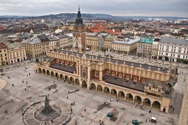 W podziemiach Rynku mamy trasę turystyczną a pod Ratuszem teatr i restaurację. Do tych pomieszczeń przecieka woda