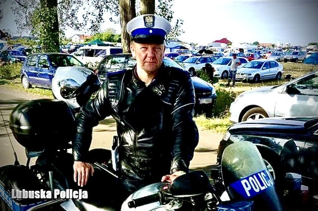 Przyszły ojciec poprosił policję o pomoc w dotarciu do szpitala. Jego żona zaczęła rodzić w samochodzie. Liczyła się każda minuta. W sobotę, 19 lutego, do policjantów wykonujących obowiązki służbowe podjechał kierujący oplem. Jego żona zaczęła rodzić w samochodzie. Mundurowi błyskawicznie podjęli decyzję o pilotażu do szpitala w Słubicach.  Kobiecie odeszły wody, zaczęły się też skurcze porodowe. Na szczęście, dzięki policyjnej eskorcie, przyszli rodzice bezpiecznie i szybko dotarli do izby przyjęć. Tam na rodzącą czekała na pomoc medyczna. Czytaj także: Dramatyczna akcja. Policjanci z Gorzowa eskortowali ciężko chore dziecko do szpitala