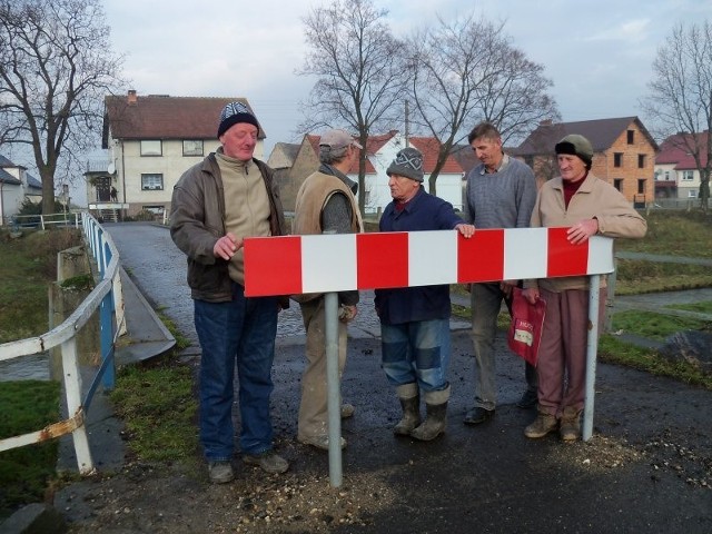 Mieszkańcy Kierpnia uważają, że ich most jest solidny i wytrzyma ruch samochodów osobowych.