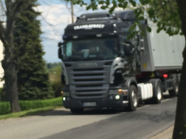 Mechnice drżą w posadach i ze strachu, bo tiry robią sobie skrót do autostrady Tiry jadąc przez Mechnice robią sobie skrót do autostrady A4. Tymczasem wąska wiejska droga nie jest przystosowana do takiego obciążenia.