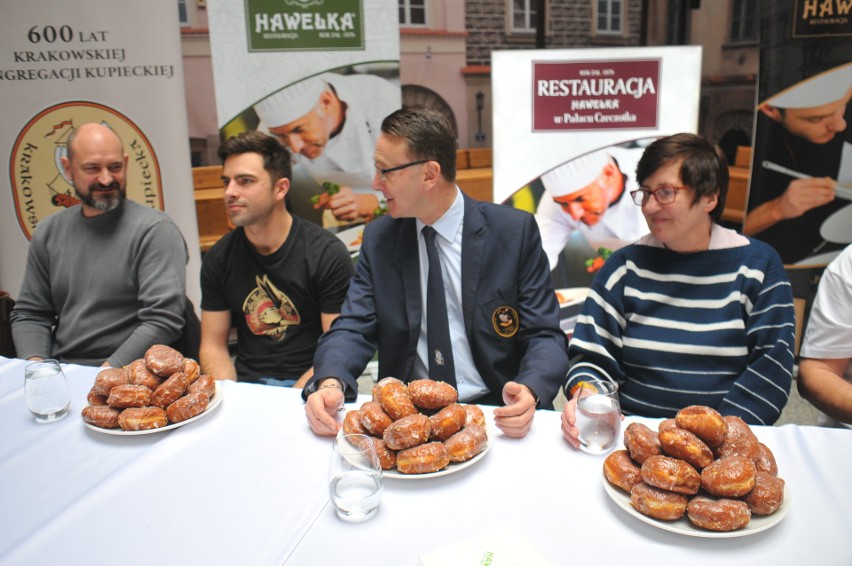 XIV Mistrzostwa Krakowa w jedzeniu pączków na czas. Zwycięzca zjadł osiem