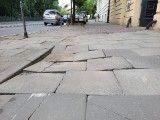 Chodnik przy ul. Westerplatte w Krakowie coraz bardziej przypomina huśtawkę. Takich chodników w mieście są tysiące
