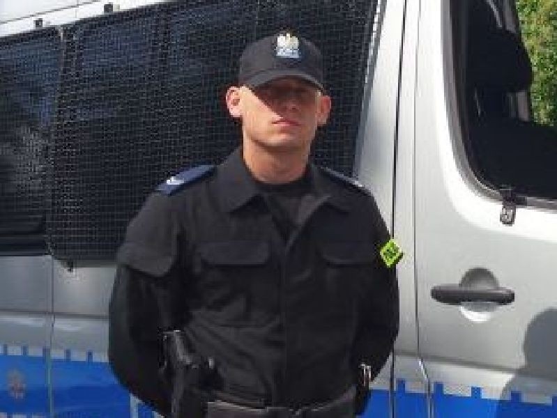 Starszy sierżant Mateusz Wójcik jest policjantem...