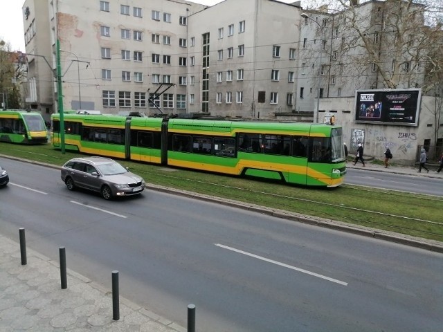 Mężczyzna brutalnie zaatakował dwie kobiety na przystanku tramwajowym Matejki w Poznaniu.