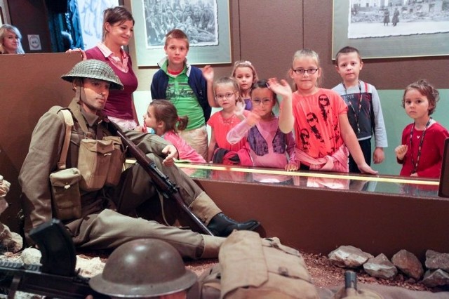 Dzieci w Muzeum Wojska