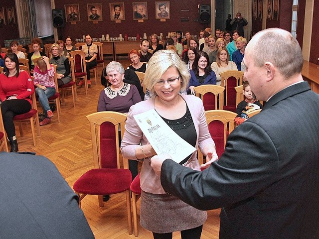 Certyfikaty ukończenia kursu samoobrony  wręczono w Dniu Kobiet w ratuszu