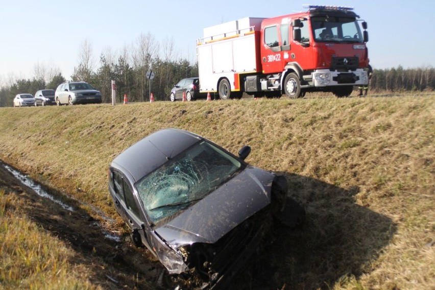 Zderzenie dwóch aut na obwodnicy Grębowa. Dwie osoby ranne (ZDJĘCIA)