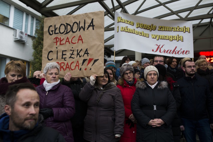 Pracownicy administracji sądów protestowali przed Sądem Okręgowym w Krakowie