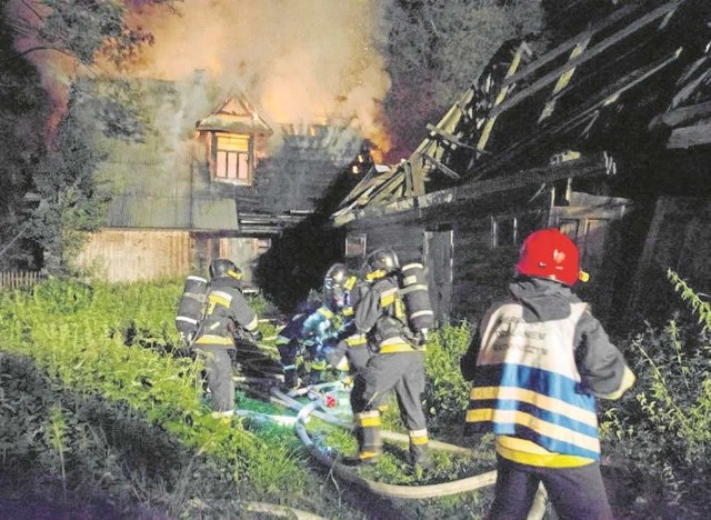 Z ogniem szalejącym w drewnianym budynku przy ulicy Kościeliskiej walczyło w poniedziałek w nocy 60 strażaków