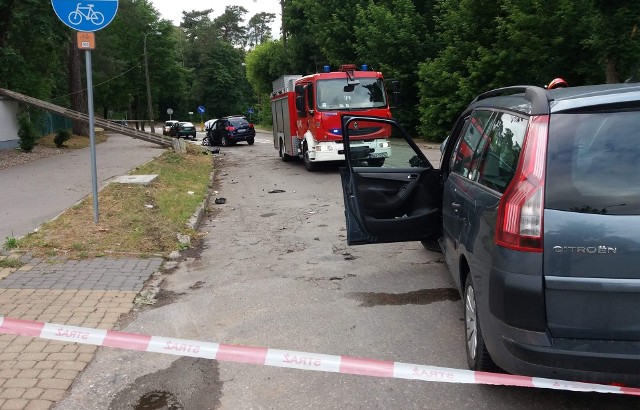 Wypadek na ul. Turystycznej w Augustowie. Hyundai uderzył w słup energetyczny