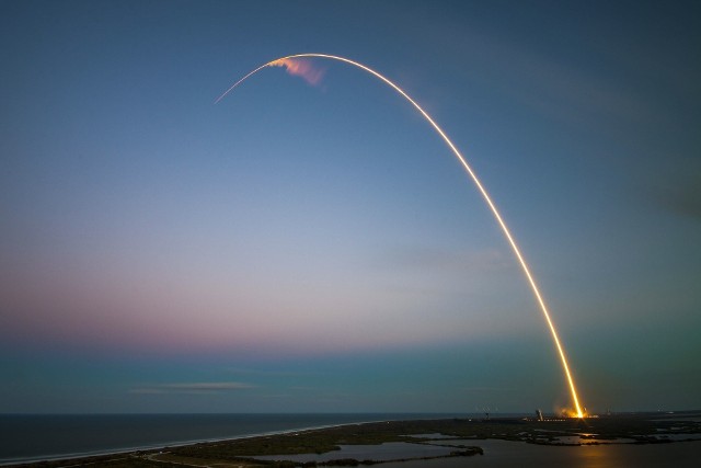 Satelity Starlink na orbitę wynosi rakieta Falcon 9 (na zdjęciu jej start)