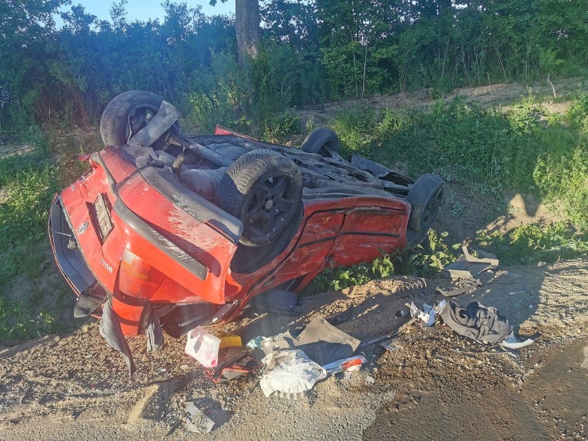 Groźny wypadek na drodze nr 109. Zderzyły się cztery pojazdy [ZDJĘCIA]