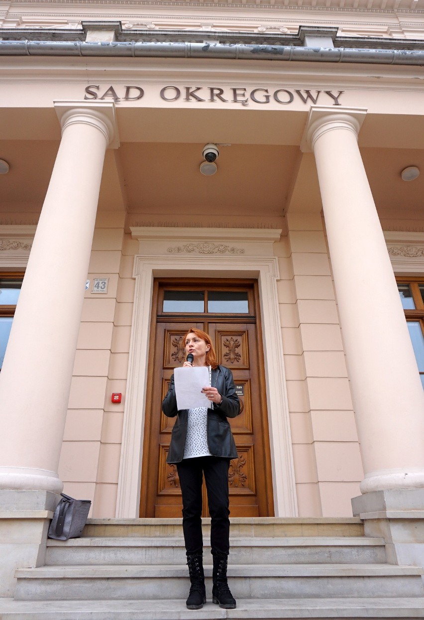 Protest lubelskiego KOD w obronie niezawisłości sędziów na Krakowskim Przedmieściu. Zobacz zdjęcia