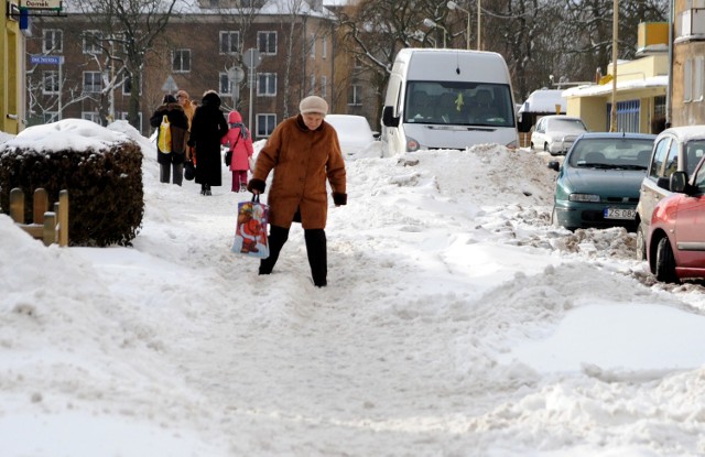 Tak wyglądają chodniki (tu na ul. Budziszyńskiej) w Szczecinie. Mało które są odśnieżone i zdatne do użytku.