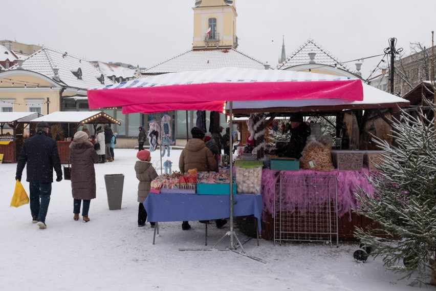 Jarmark Świąteczny w Białymstoku. Stoiska i kolorowe iluminacje wypełniły Rynek Kościuszki (zdjęcia)