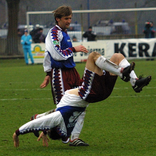 Leszek Pokładowski dobrą grę udokumentował bramką, po której wykonał efektowne salto. Gimnastyczny kunszt partnera podziwia Piotr Dubiela.