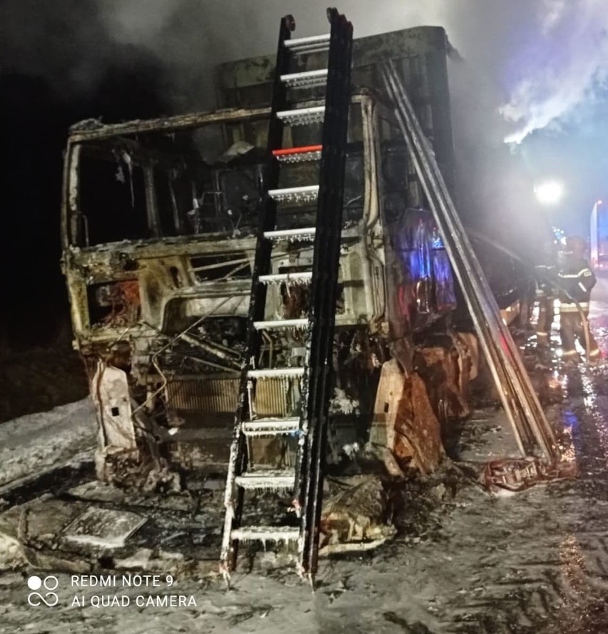 Tłucznice. Pożar ciężarówki na drodze krajowej nr 60. 21.03.2022. Zdjęcia