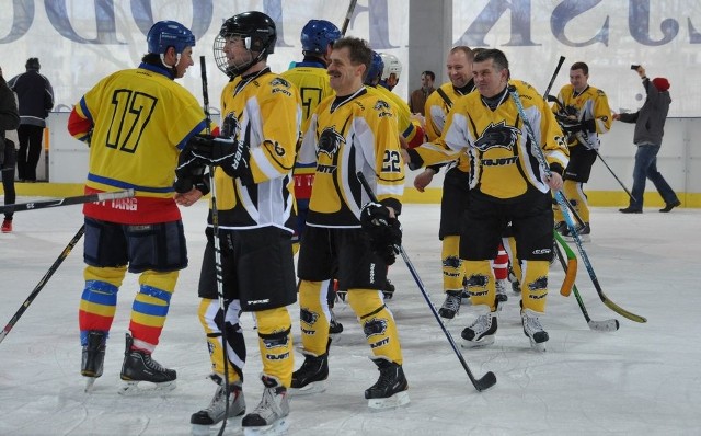 Suchedniowskie Kojoty (z prawej) będą jedną z ekip sobotniego turnieju hokejowego w Skarżysku