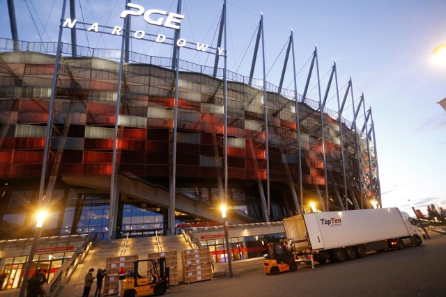 Stadion Narodowy. Wyładunek sprzętu medycznego na potrzeby powstającego tam szpitala dla chorych na COVID-19